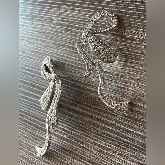 Half bow rhinestone earrings A107 - Picture 3 of 3